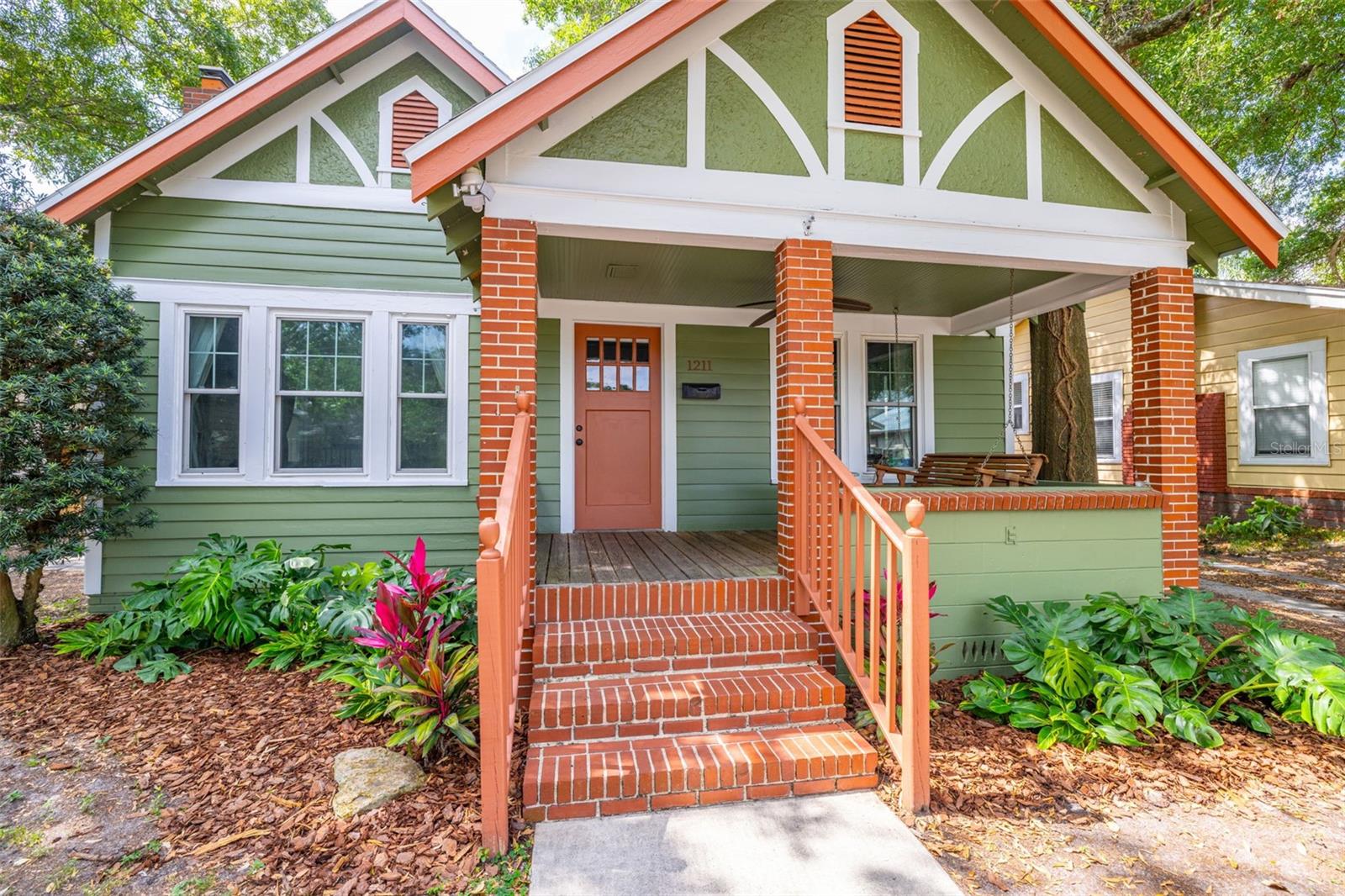 1211 E COMANCHE AVE