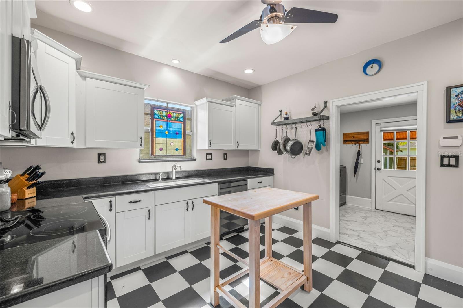 1211 E COMANCHE AVE