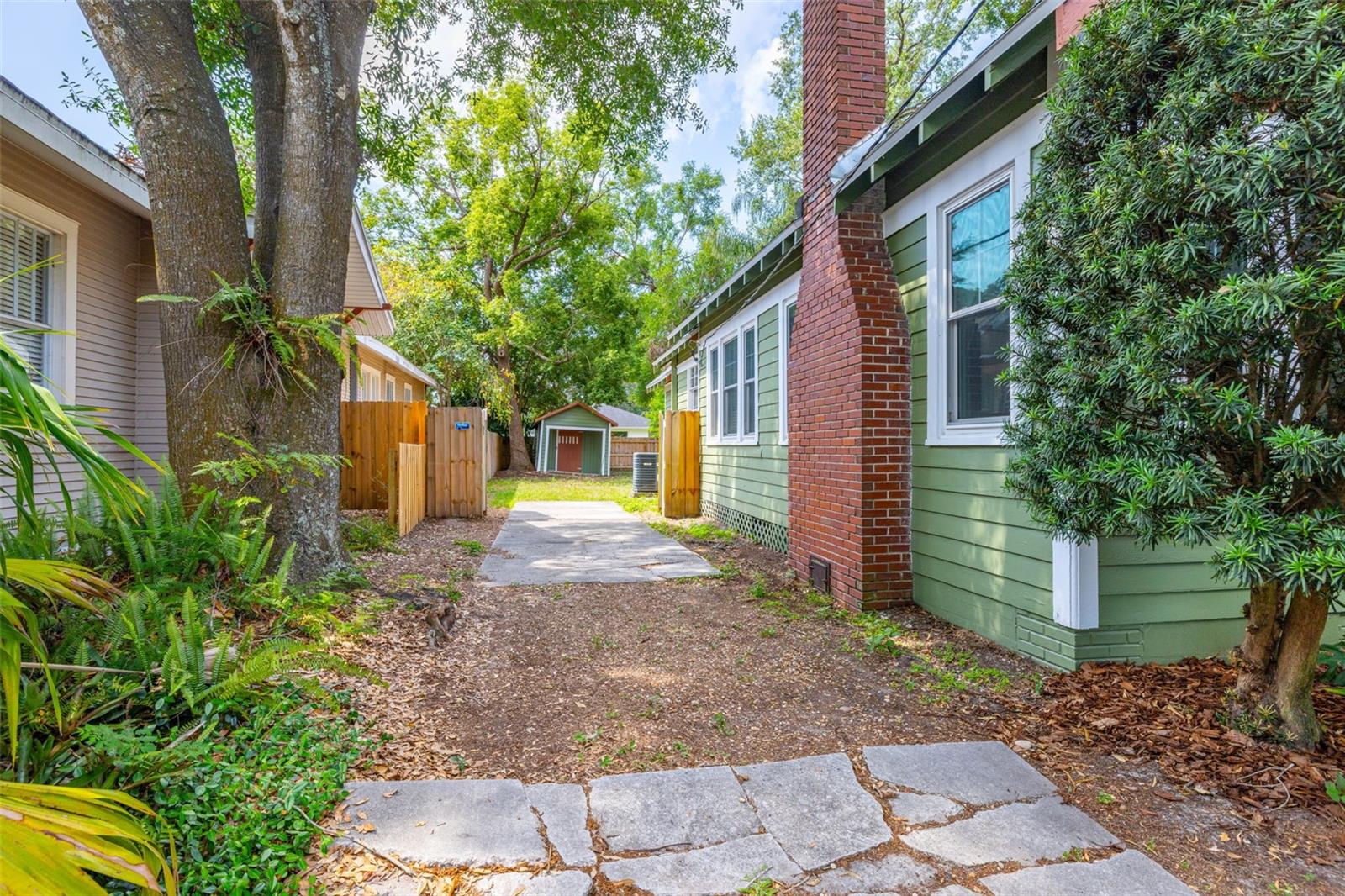 1211 E COMANCHE AVE