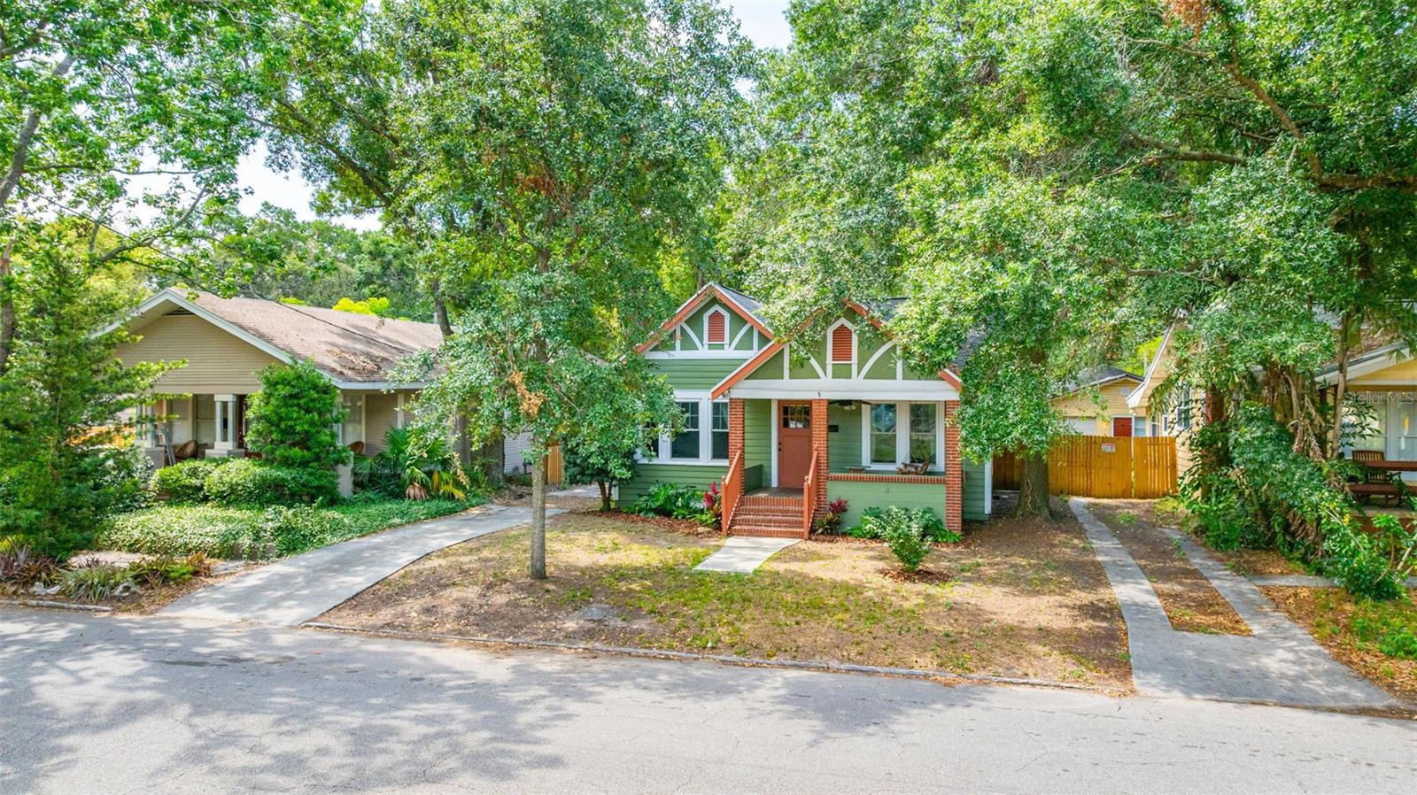 1211 E COMANCHE AVE