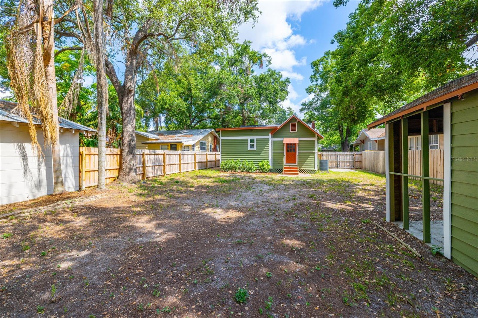 1211 E COMANCHE AVE