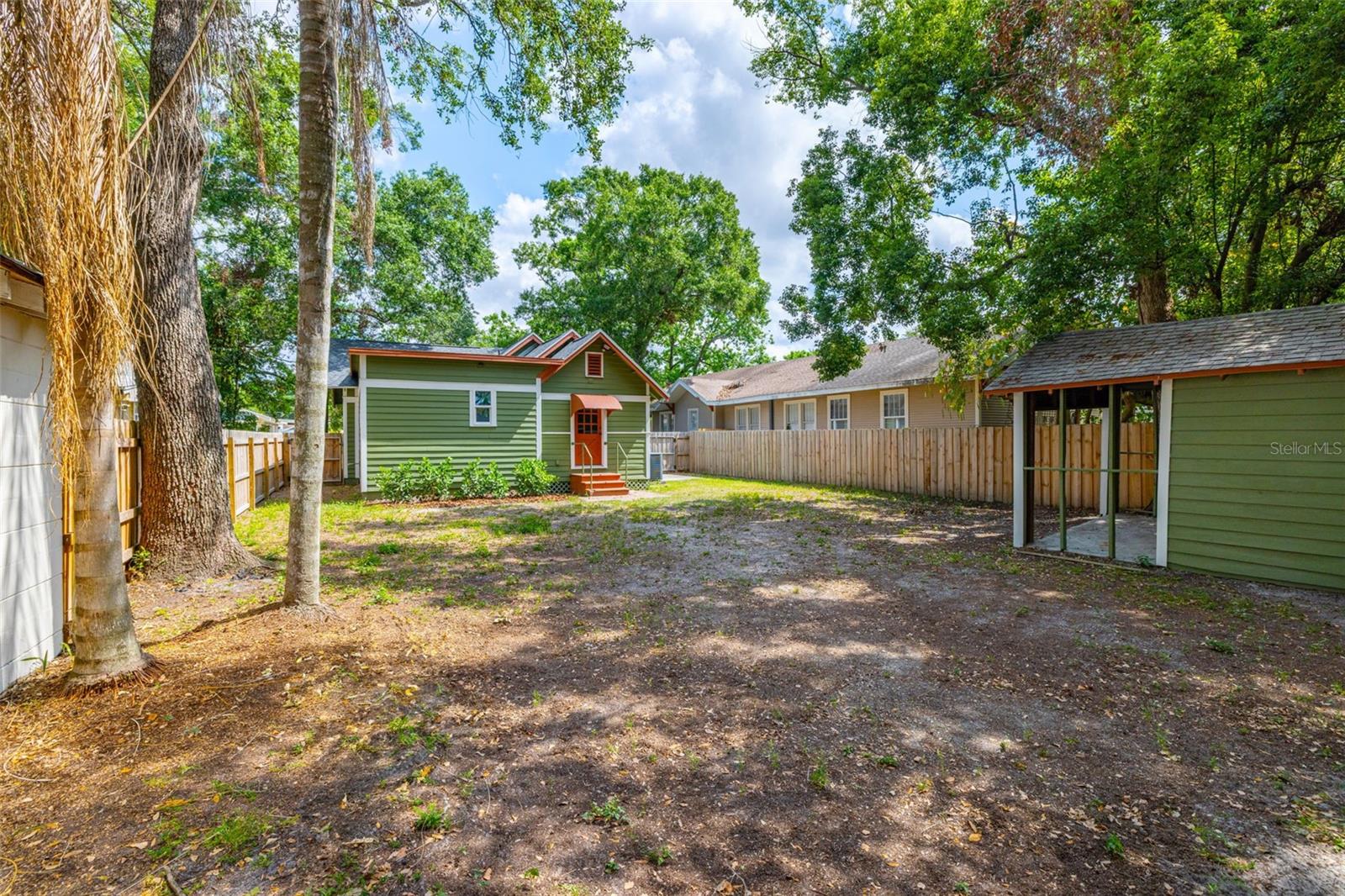 1211 E COMANCHE AVE