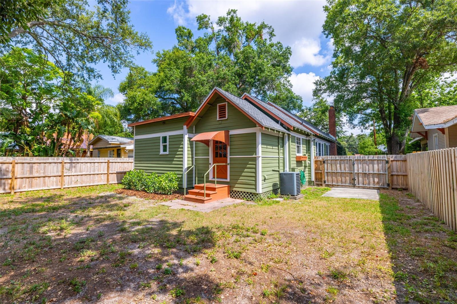 1211 E COMANCHE AVE