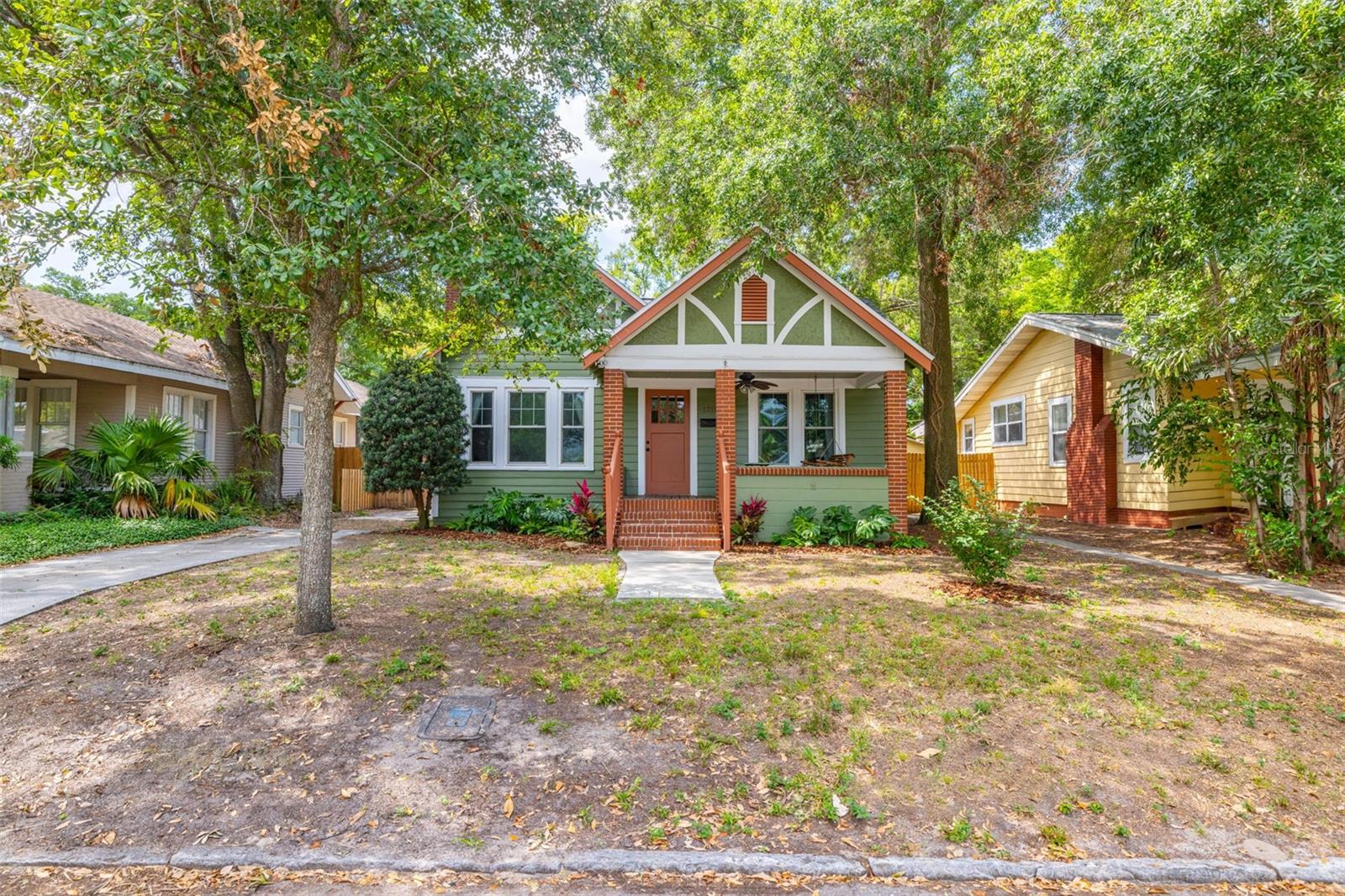 1211 E COMANCHE AVE