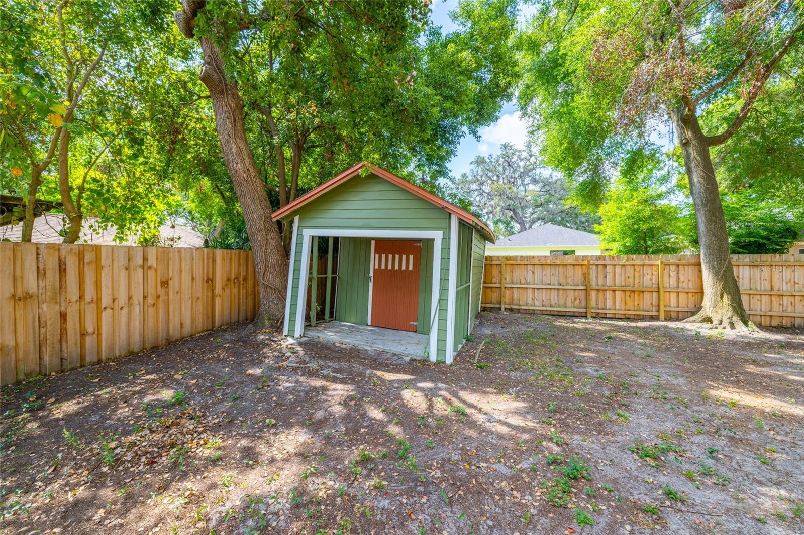 1211 E COMANCHE AVE