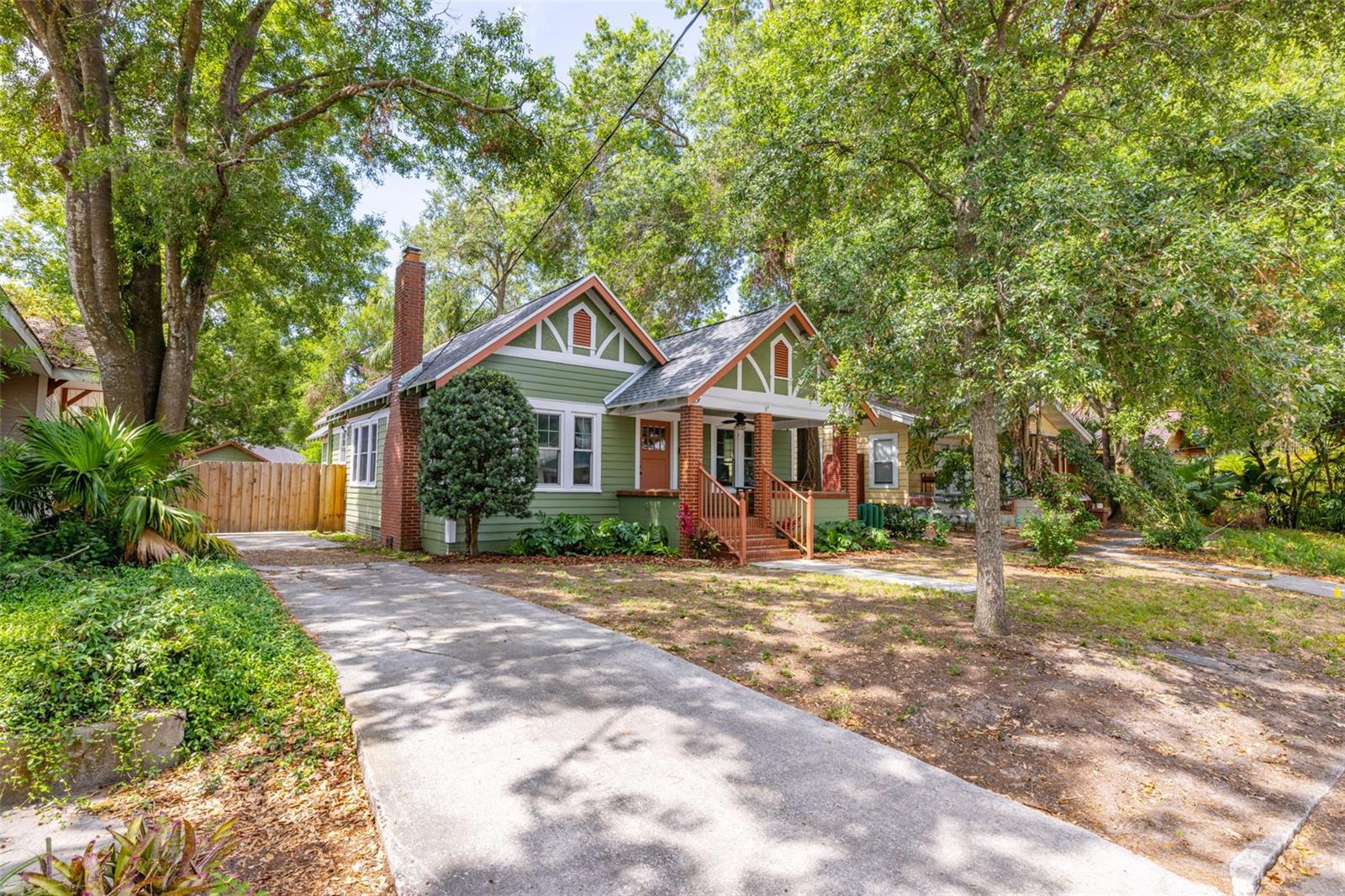 1211 E COMANCHE AVE