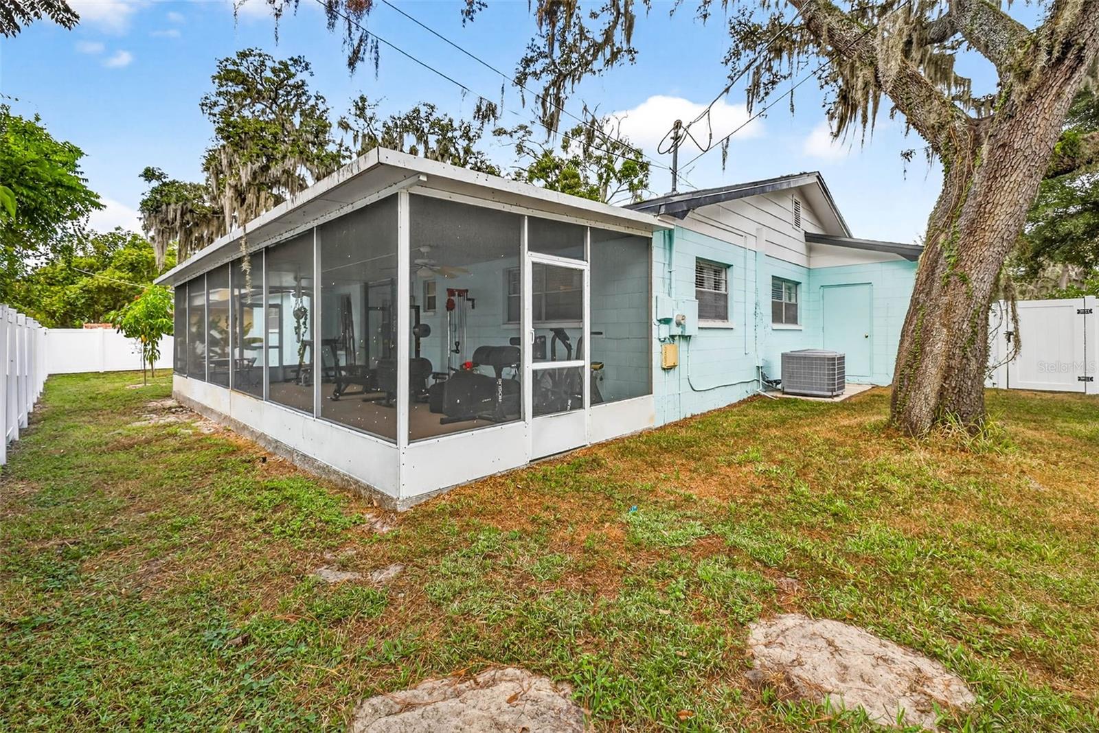 723 GRAND CIR