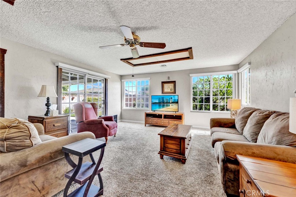 3222 W Sunview