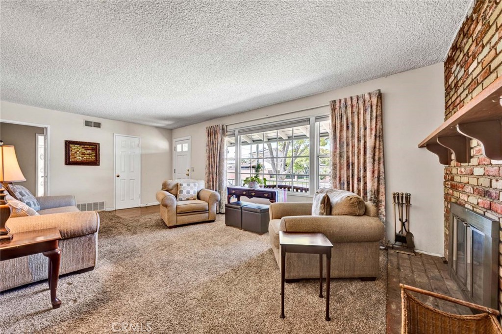 3222 W Sunview