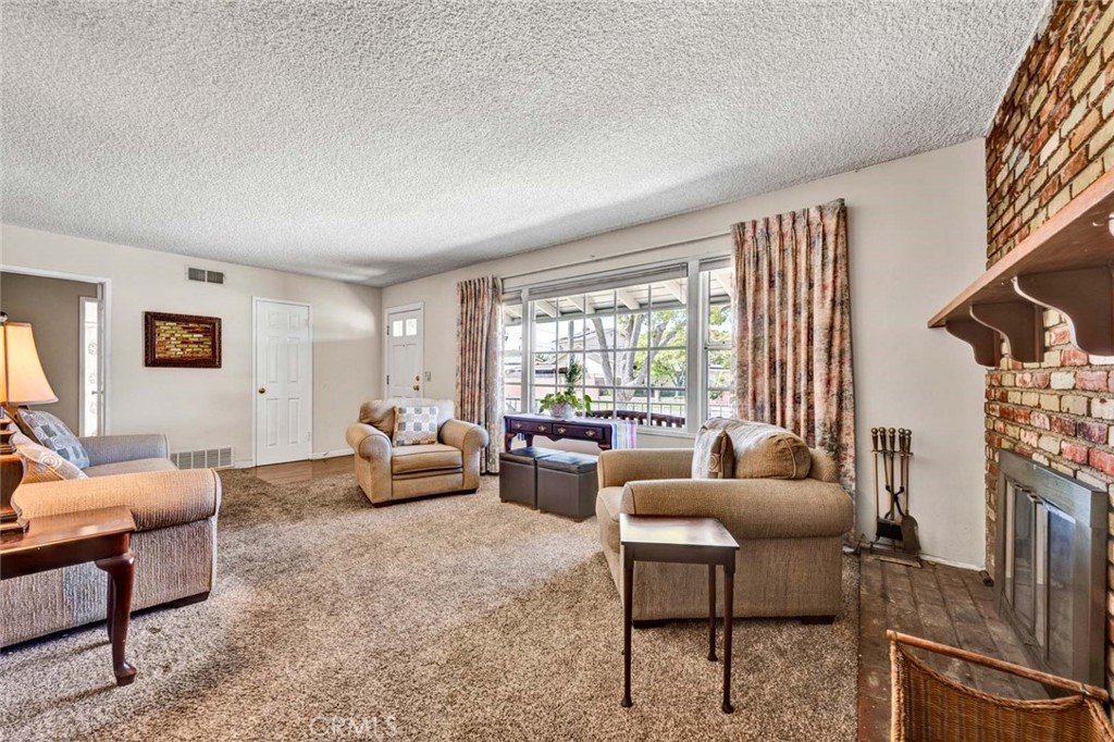 3222 W Sunview