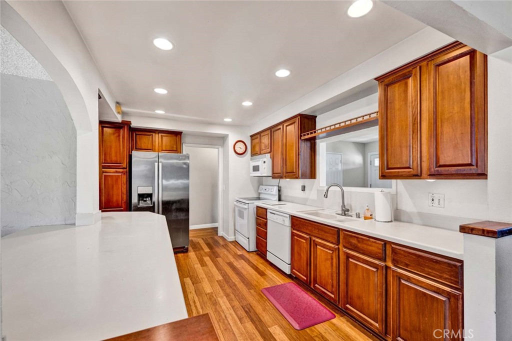 3222 W Sunview