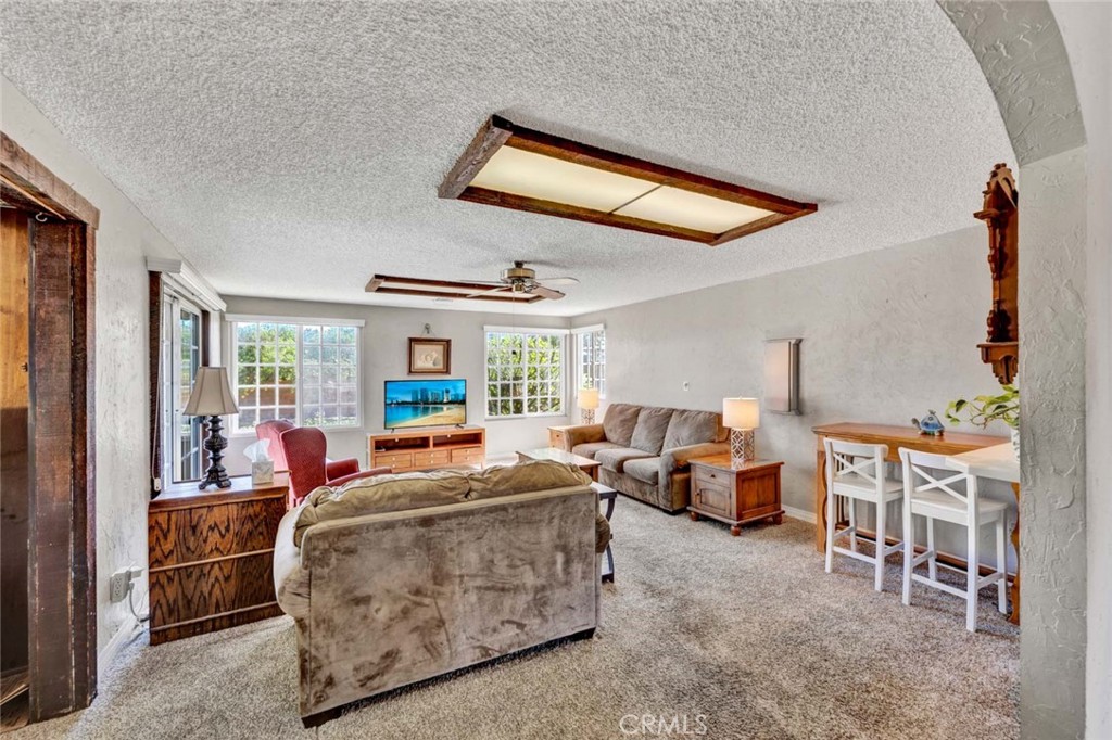 3222 W Sunview