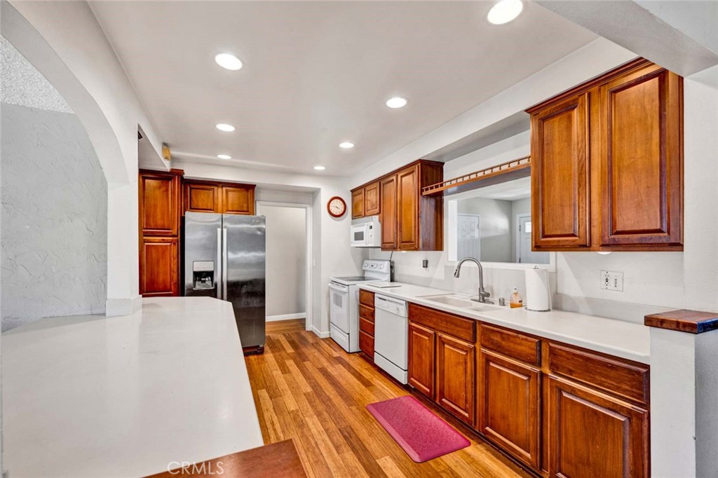 3222 W Sunview