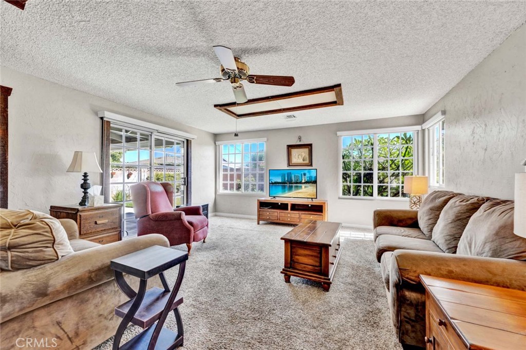3222 W Sunview