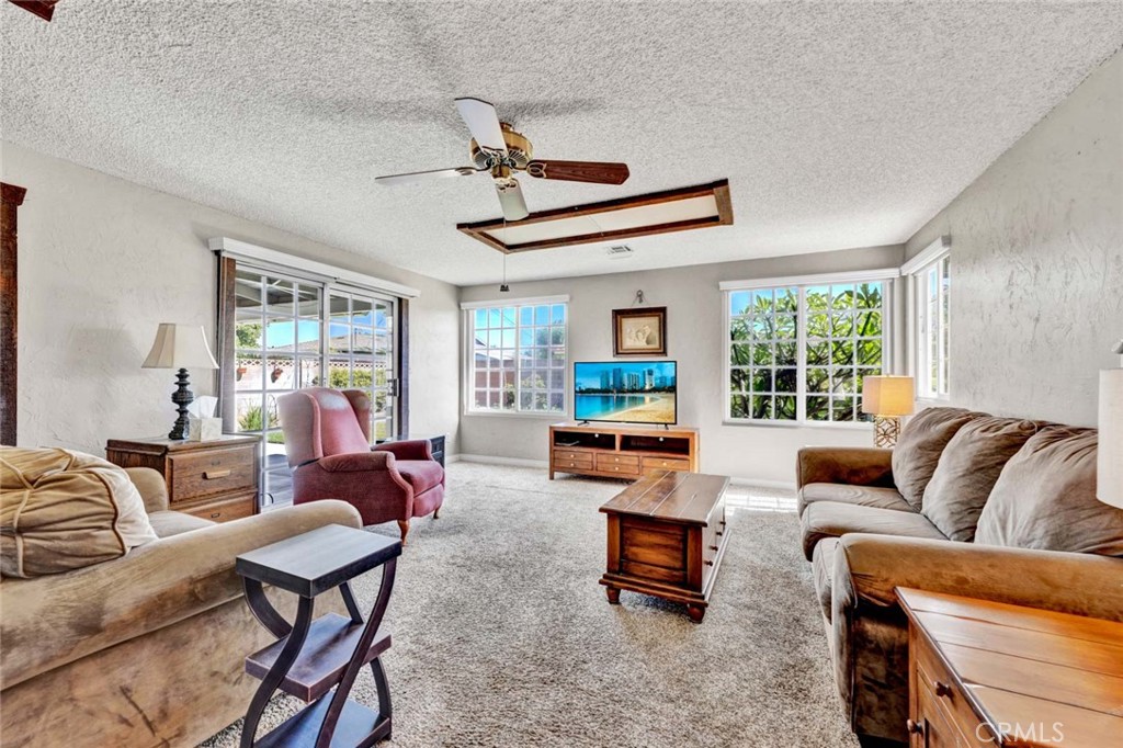 3222 W Sunview