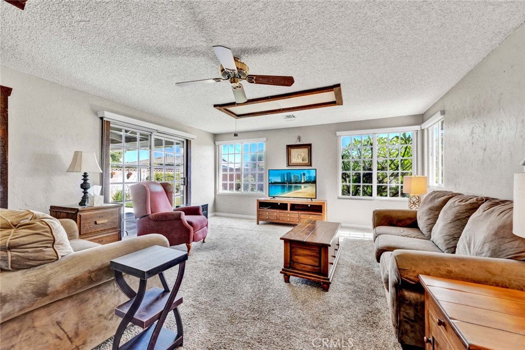 3222 W Sunview