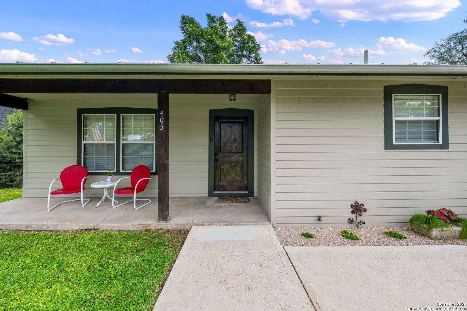 405 E Schubert St