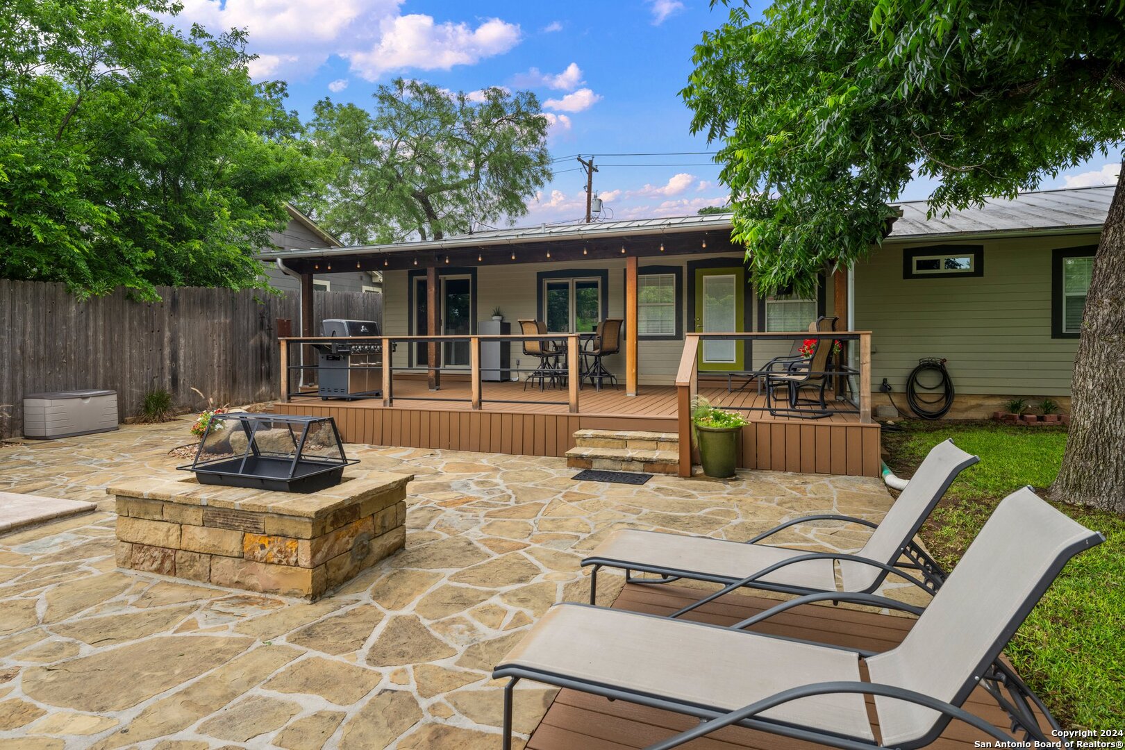405 E Schubert St