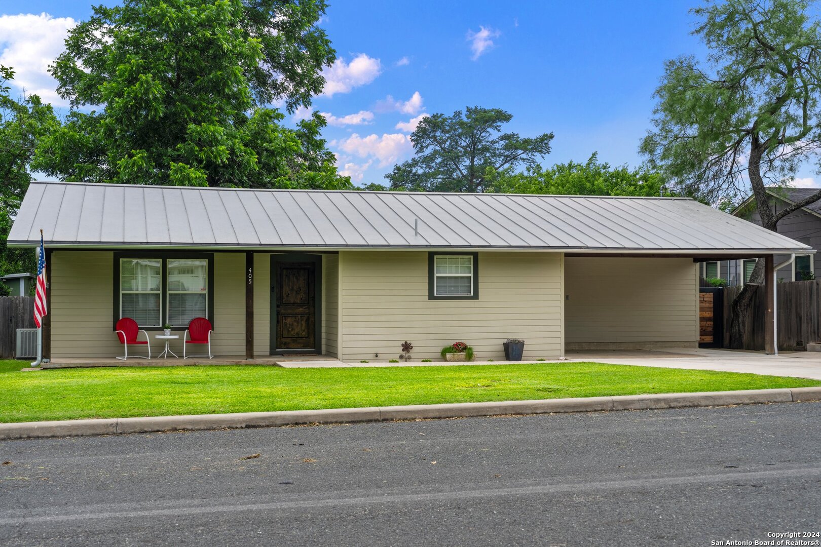 405 E Schubert St