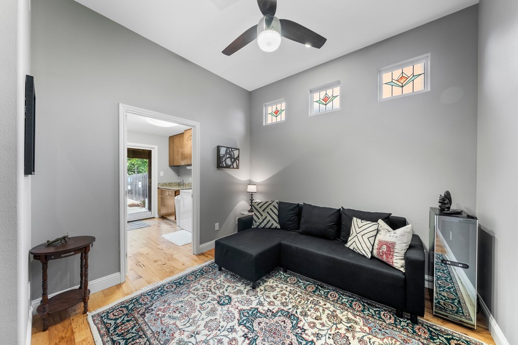 405 E Schubert St