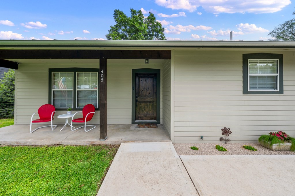 405 E Schubert St