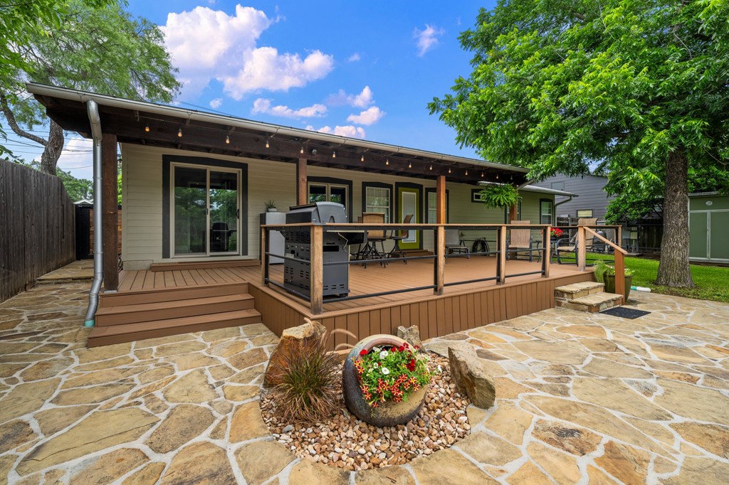 405 E Schubert St