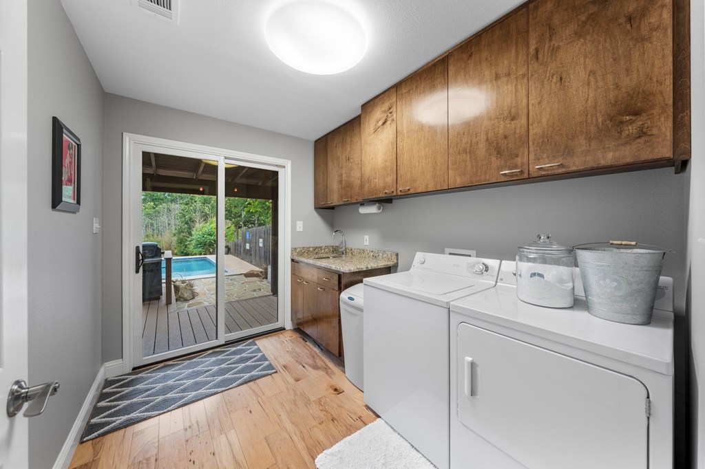 405 E Schubert St