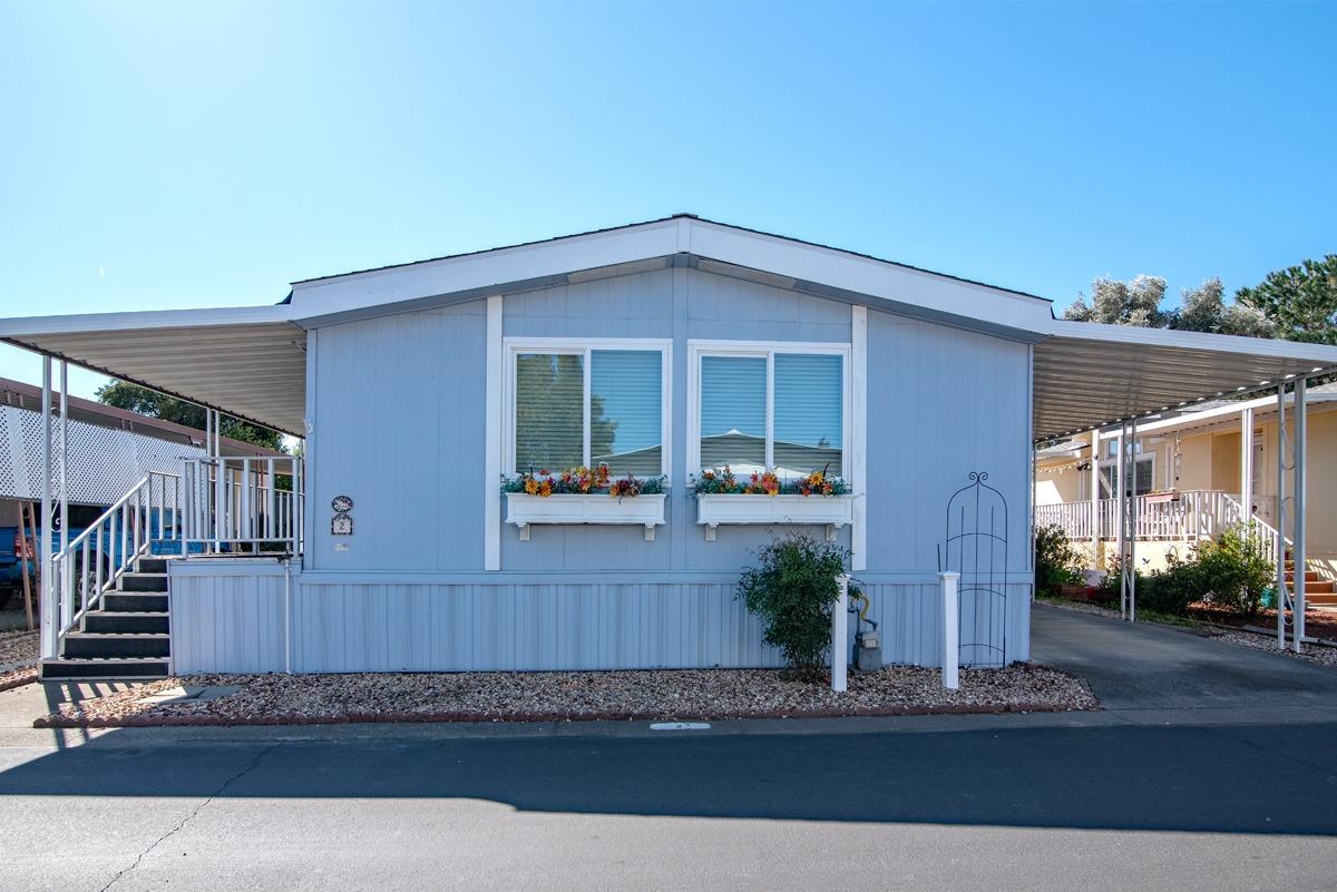 2 Leisureville Circle