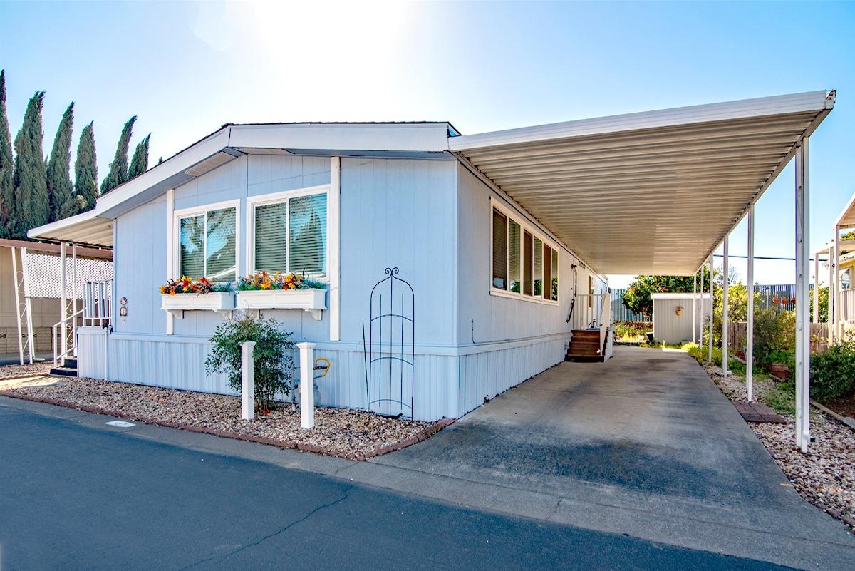 2 Leisureville Circle