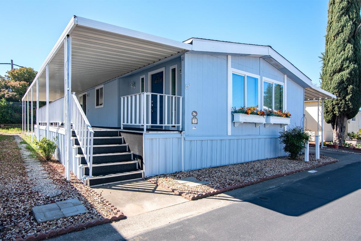 2 Leisureville Circle