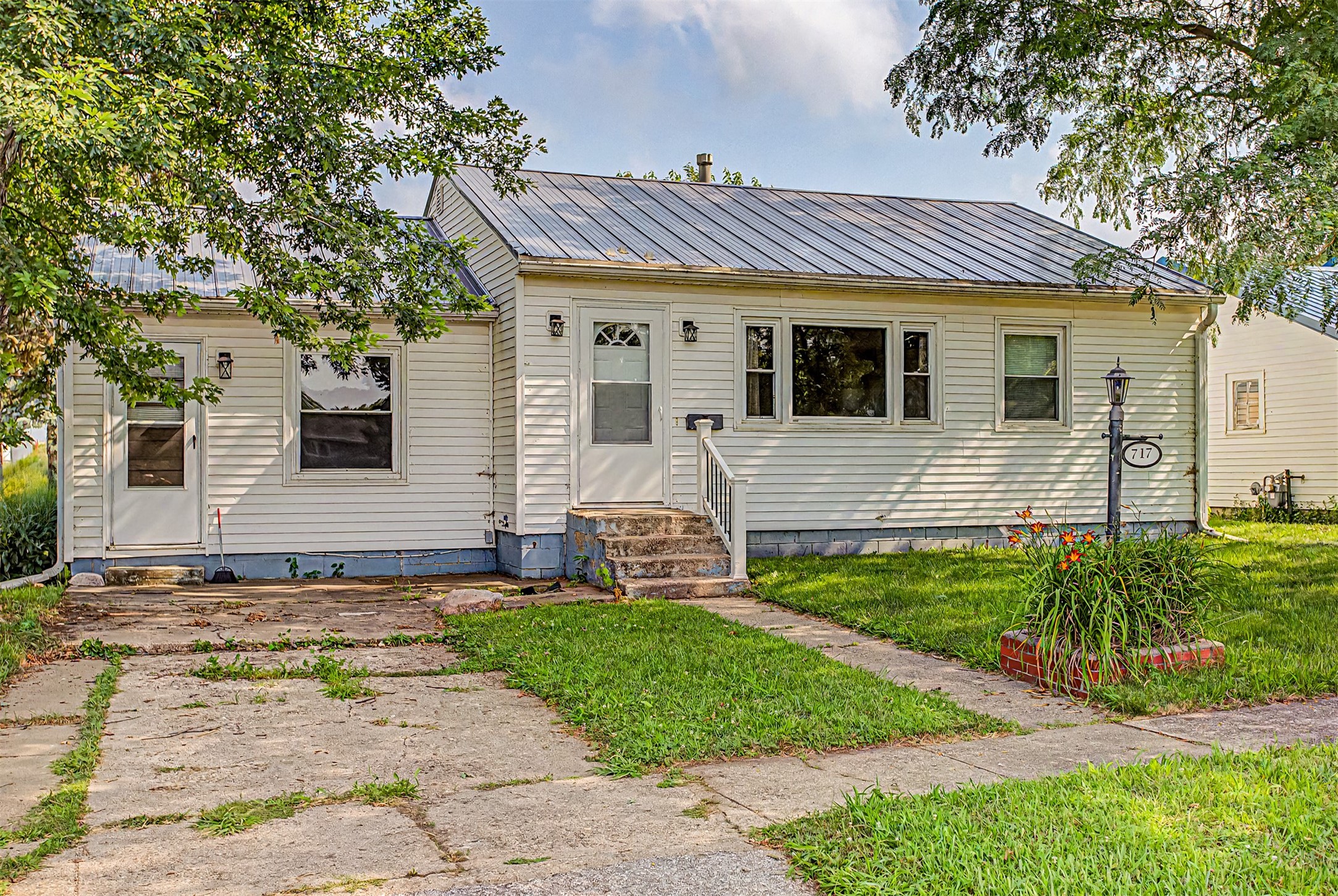 717 W First Street