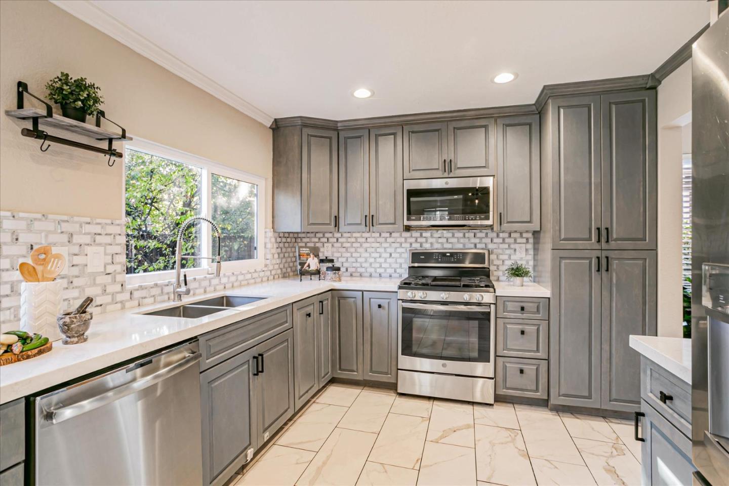 5680 Silver Leaf RD