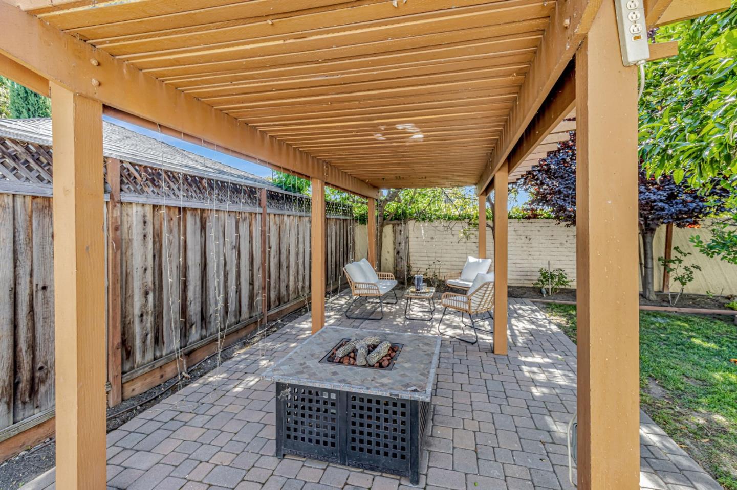 1724 Graham LN