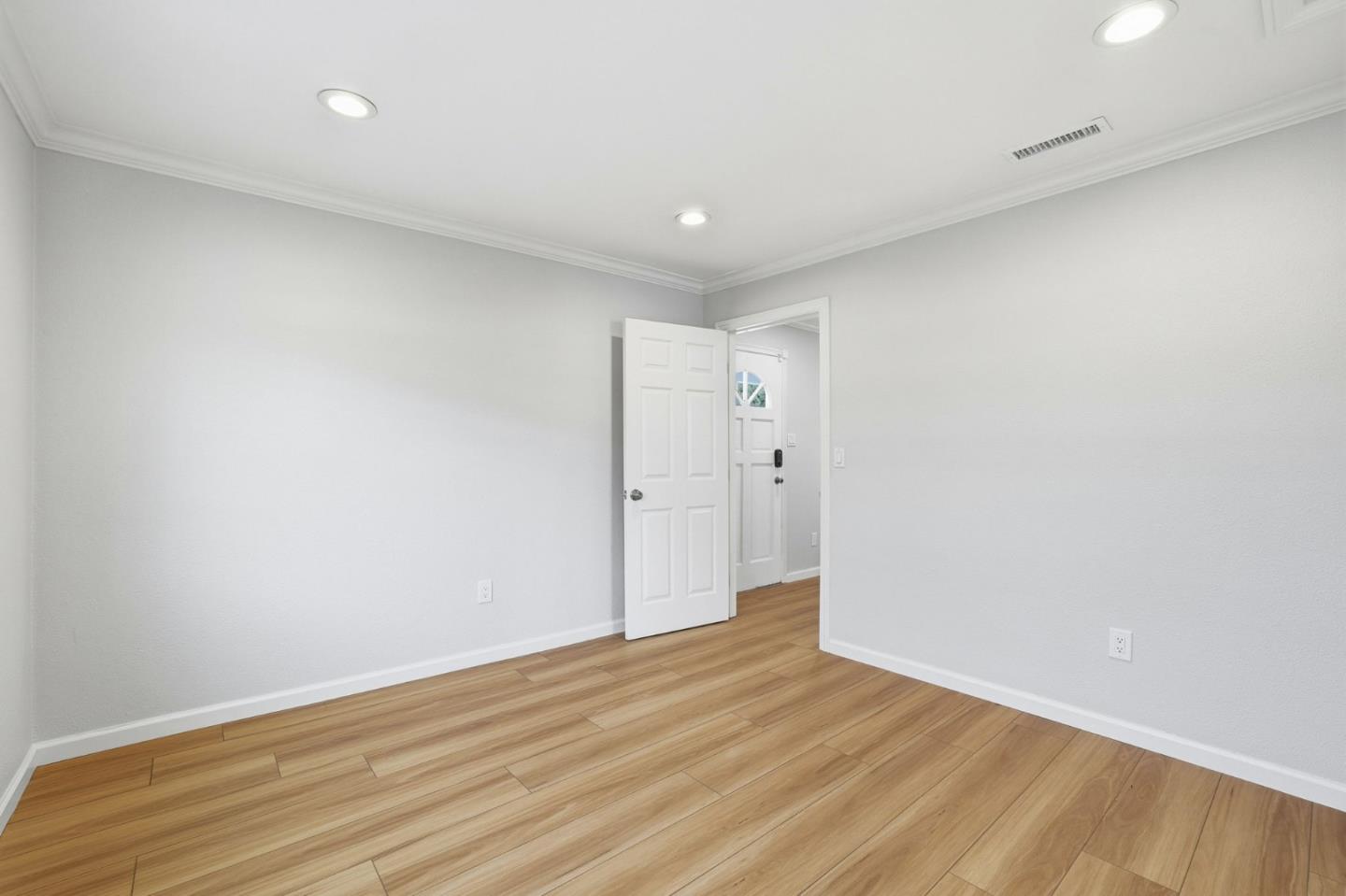 3083 Irlanda Way