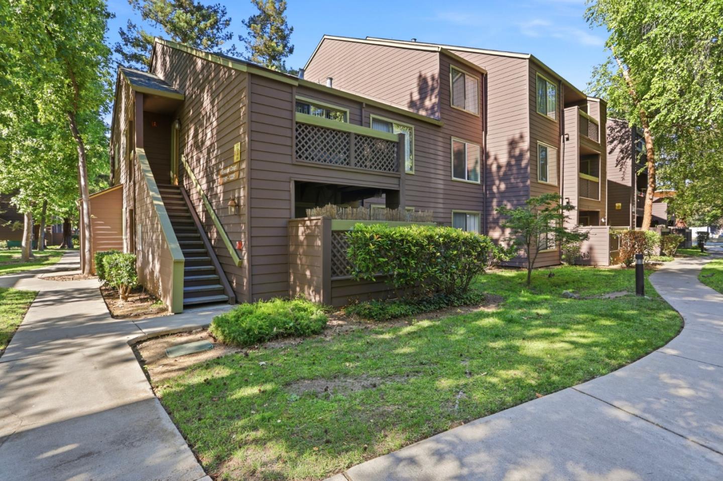 1211 Yarwood Court