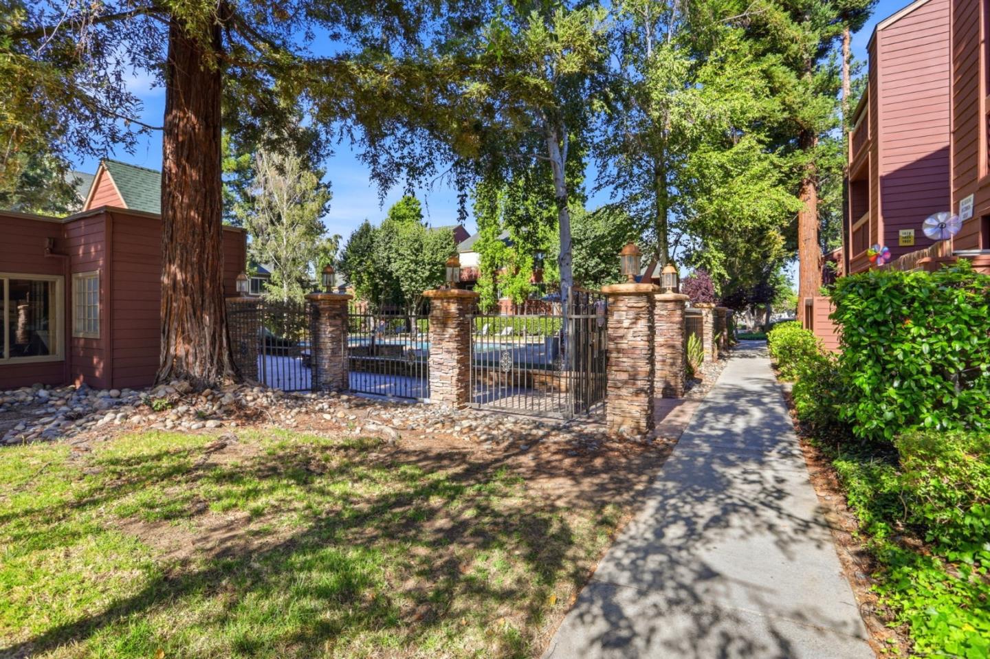 1211 Yarwood Court