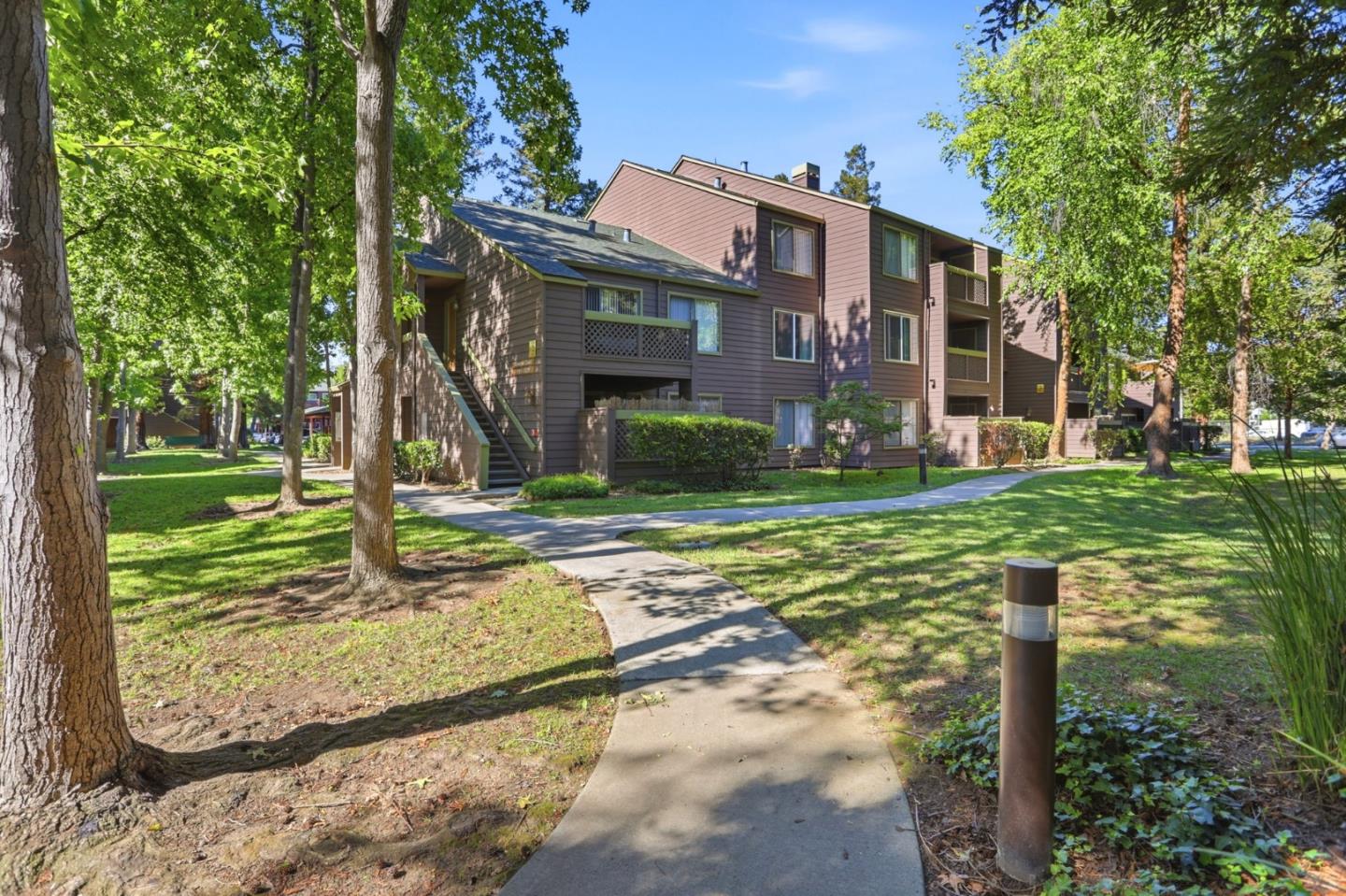 1211 Yarwood Court