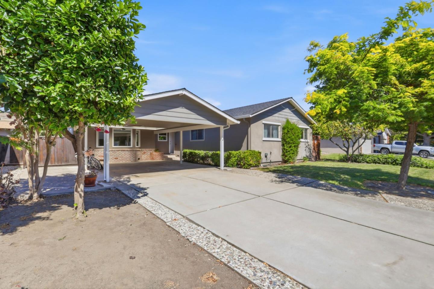 2586 Bobolink DR