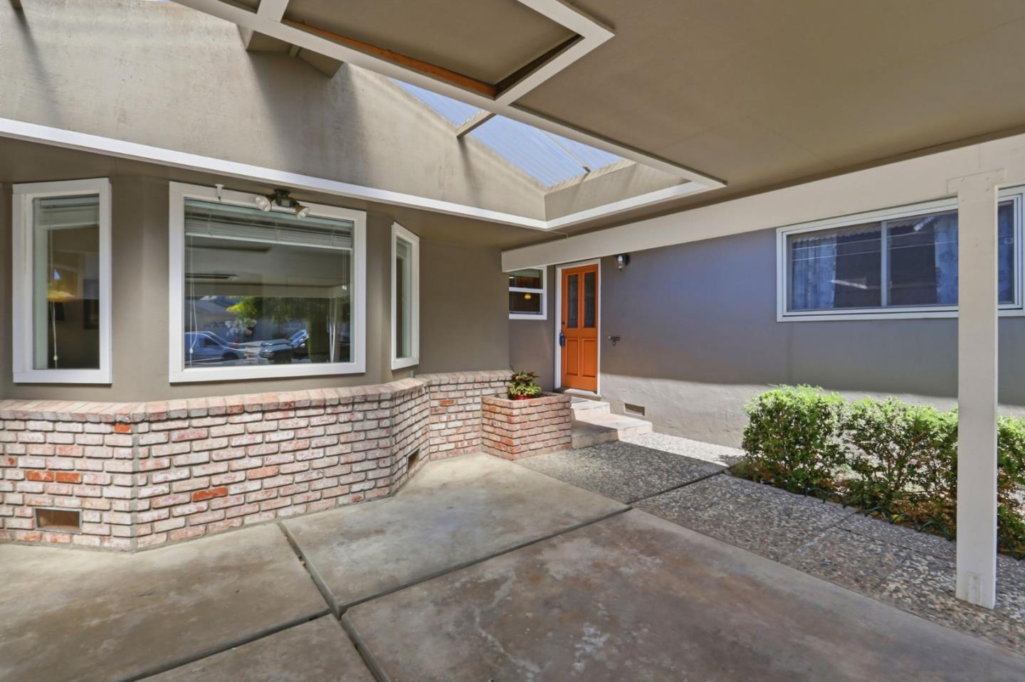 2586 Bobolink DR
