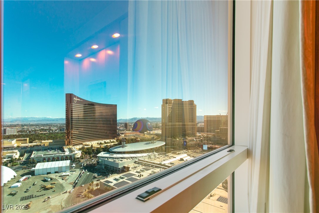 2000 North Fashion Show Drive 3808