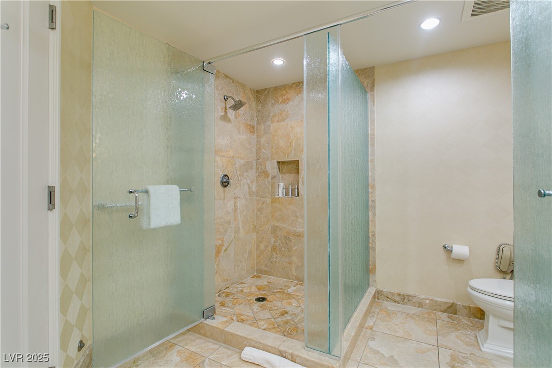 2000 North Fashion Show Drive 3808