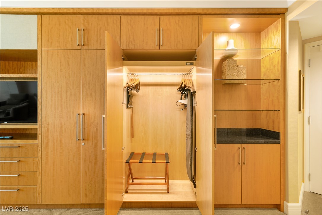 2000 North Fashion Show Drive 3808