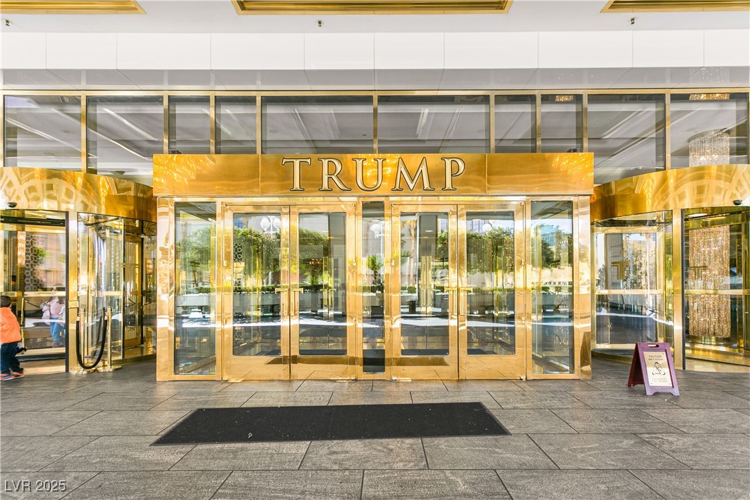 2000 North Fashion Show Drive 3808