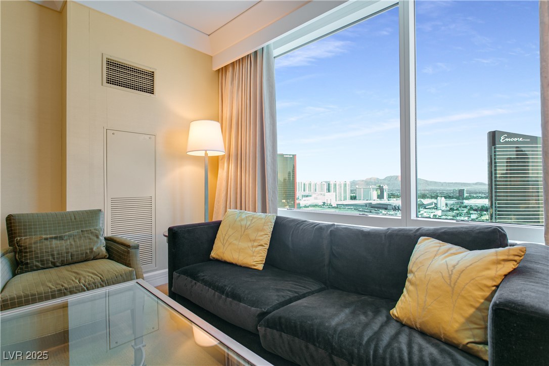 2000 North Fashion Show Drive 3808