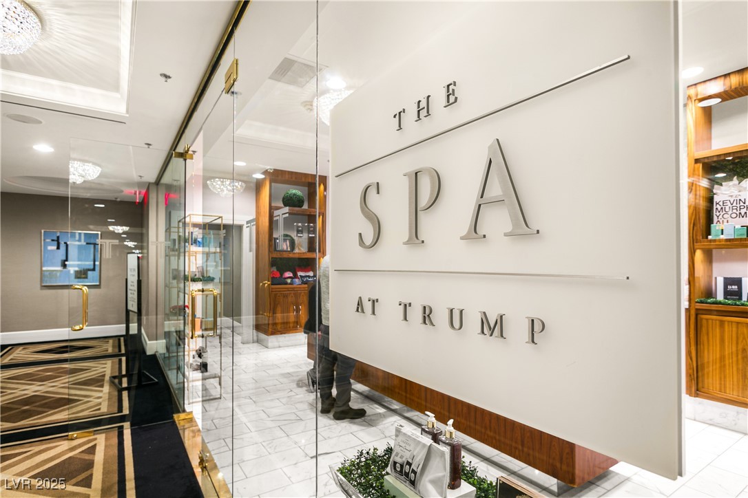 2000 North Fashion Show Drive 3808