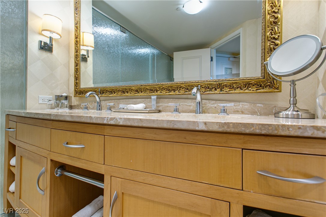 2000 North Fashion Show Drive 3808