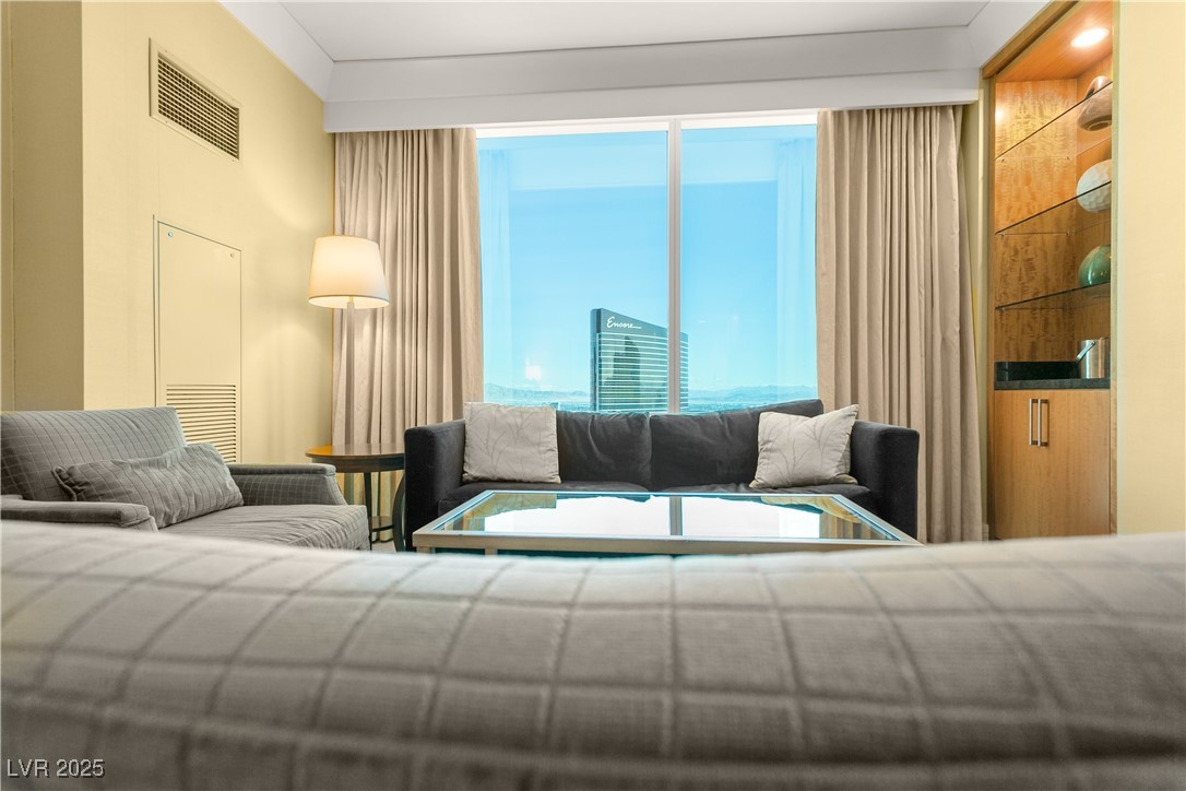 2000 North Fashion Show Drive 3808