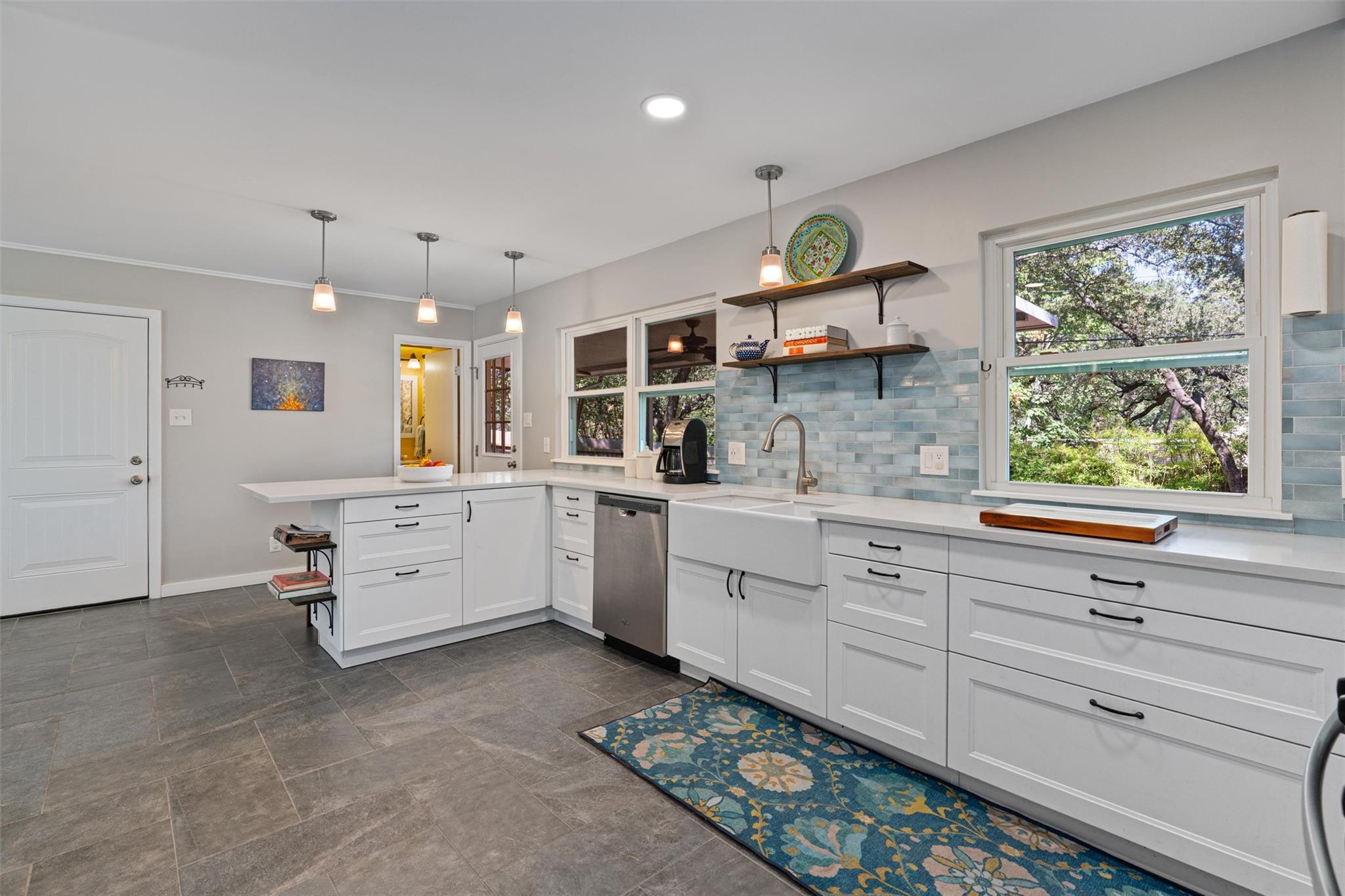 8300 Grayledge DR