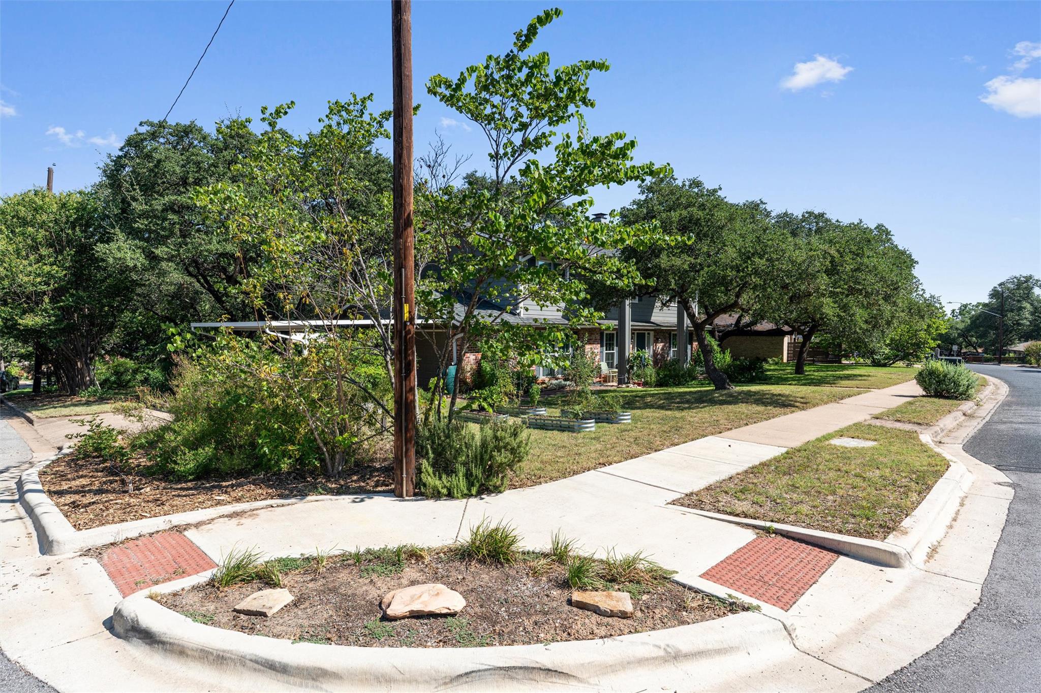 8300 Grayledge DR