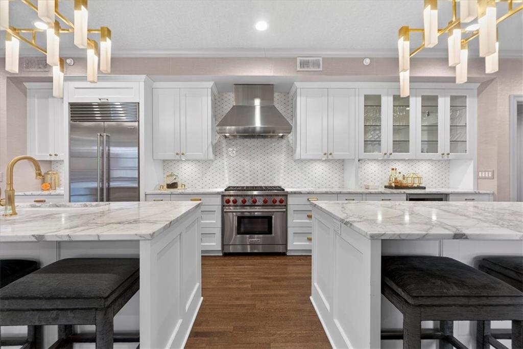 4937 WYANDOTTE Street Unit: 400